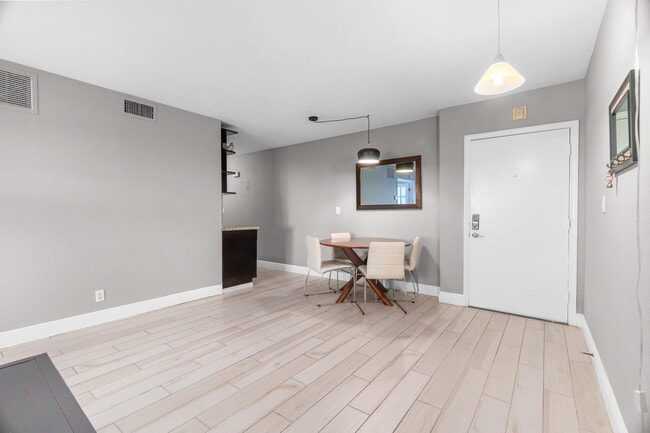 Building Photo - 124 NE 19th Ct