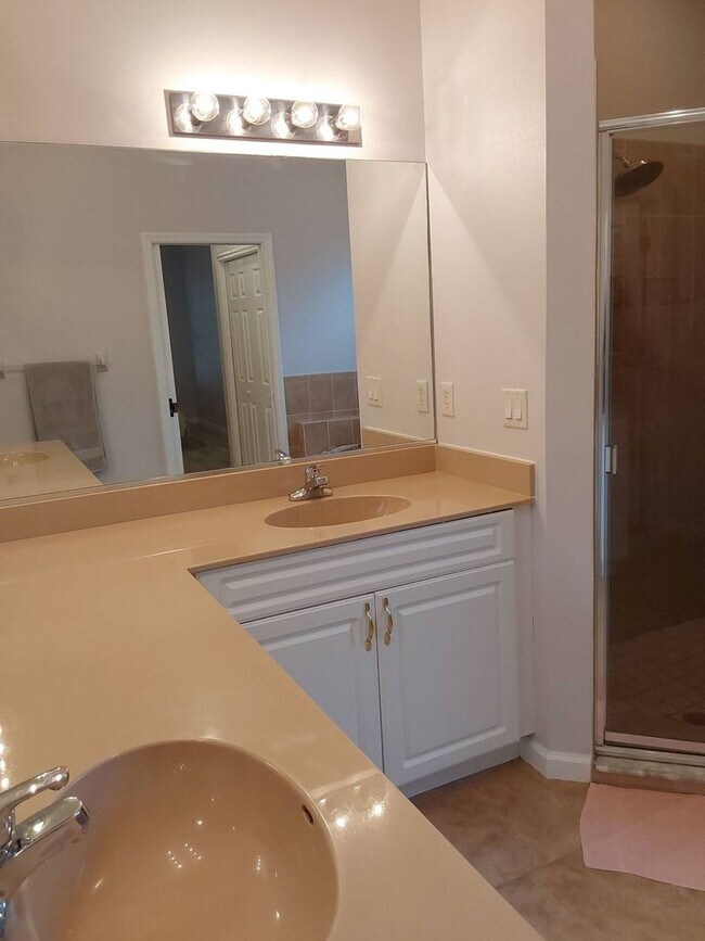 Building Photo - Cozy 3/2/2 single family house with screened in porch!