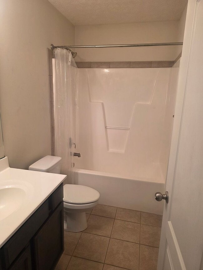 Building Photo - Nice 3 bedroom, 2 bath home with 2 car gar...