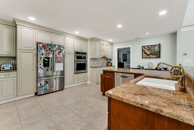 Building Photo - A rare estate-style rental in Thoroughgood