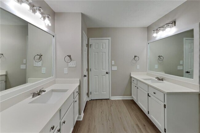 Building Photo - 385 Deerwood Dr