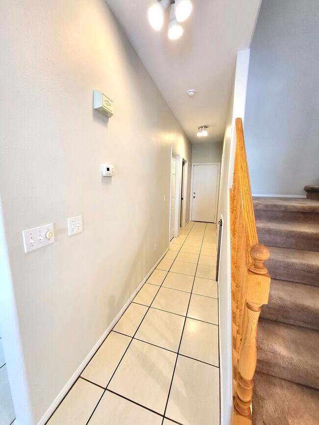 Building Photo - 4 Bedroom House, Private Pool,  Large Pets Welcome