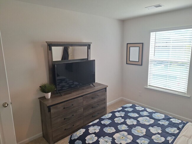 Building Photo - Lovely Four Bedroom Home  Approximately 5 Minutes Away from Gate Ft Jackson and 30 Minutes from S...