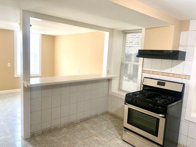 Building Photo - 829 W 33rd St