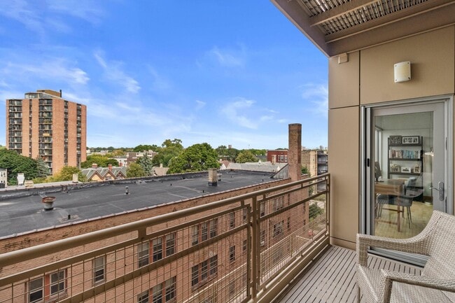 Building Photo - 1550 E Royall Pl
