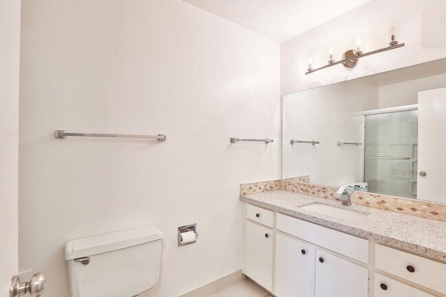 Building Photo - 835 Bing Dr