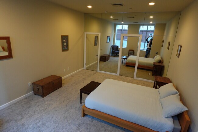 Building Photo - 914 Main St