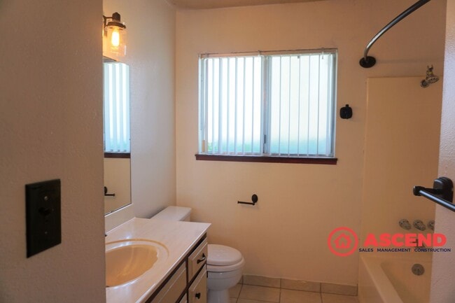 Building Photo - Cute home located in the Southwest!