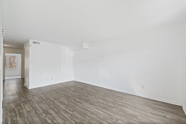 Building Photo - Updated 2-bedroom, 1.5-bath townhome in Winston-Salem