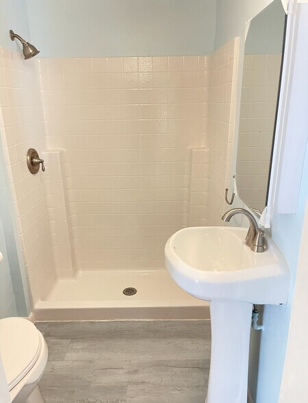 Secondary Bath - 3956 Hollow Rd