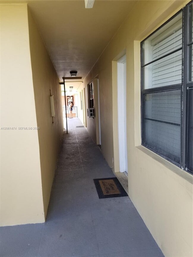 Building Photo - 4450 SW 67th Ave