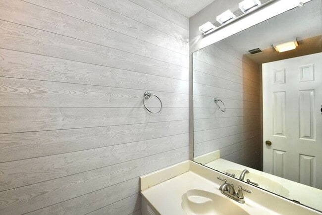 Building Photo - 10470 Meadow Run Trce