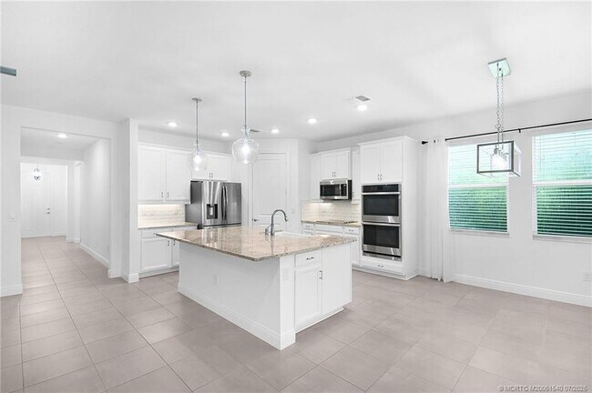 Building Photo - 4914 SW Montclair Dr