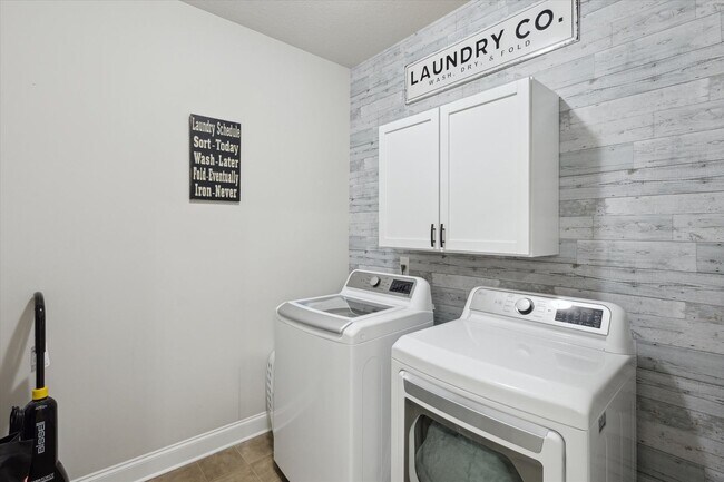 Building Photo - Spacious 4BR Home with Screened Porch & Fenced Yard in Effingham