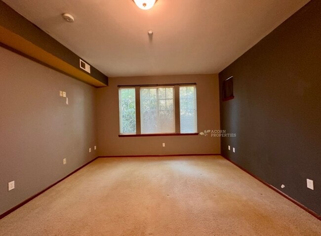 Building Photo - 1850 SW Scenic Heights St
