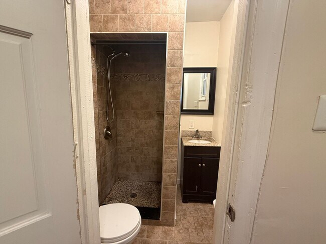 Building Photo - 1819 W Oxford St