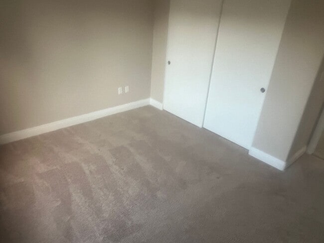 Building Photo - Beautiful Attached Dual Townhouse
