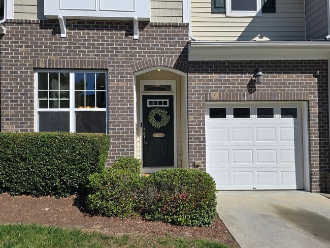 Building Photo - Spacious 3BR, 2.5BA Townhome with Loft & H...