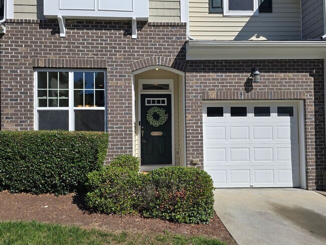 Building Photo - Spacious 3BR, 2.5BA Townhome with Loft & High Ceilings in a Fantastic Location!