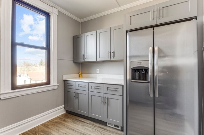 Building Photo - Updated House for Rent in Carrick!