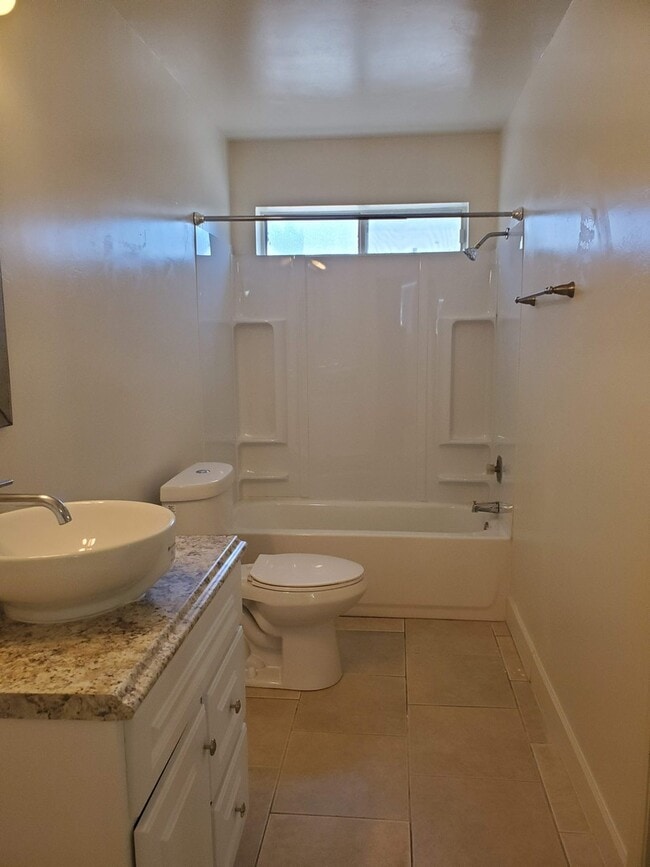 Building Photo - No HOA! North Phoenix 3 Bedroom Home with Large Yard & Garage