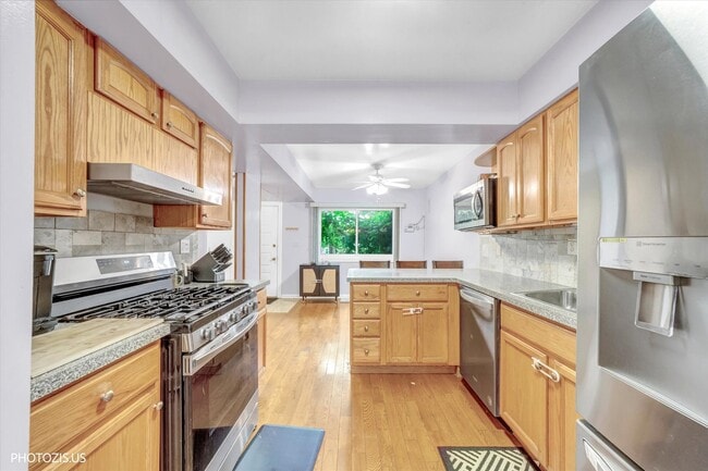 Building Photo - 411 Hickory Dr