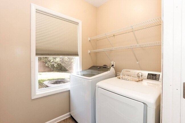 Building Photo - Beautiful 3-Bedroom Single Family Home wit...