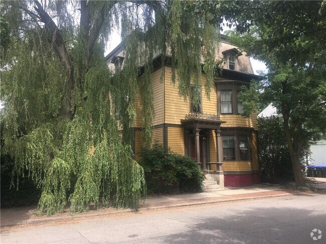 Building Photo - 37 Willow St