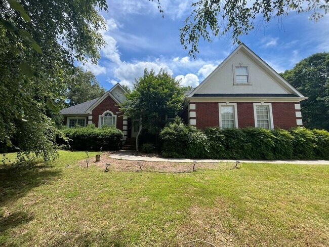 Building Photo - 607 Castle Dr