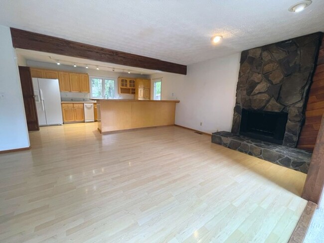 Building Photo - Beautiful and Spacious South Anchorage Home!