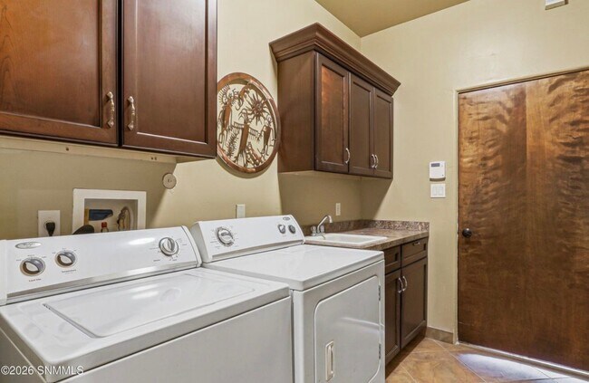 Building Photo - 810 Banna Ct