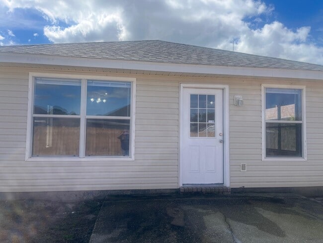 Building Photo - 5574 Huntleigh Pl