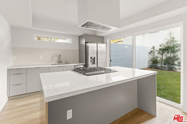 Building Photo - 1752 N Van Ness Ave