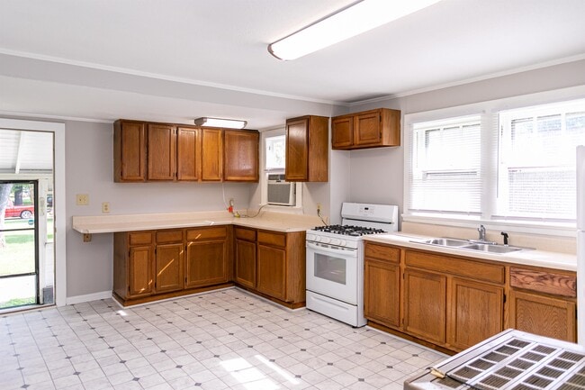 Building Photo - 115 E Parker Rd