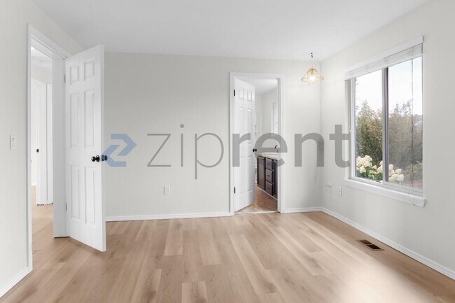 Building Photo - Unit