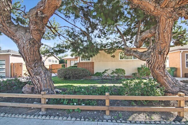 Building Photo - 11856 Beatrice St