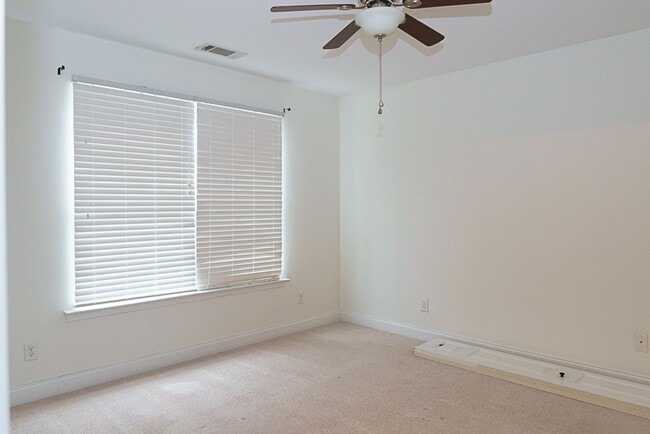 Building Photo - Three Bedroom House with Gated Backyard