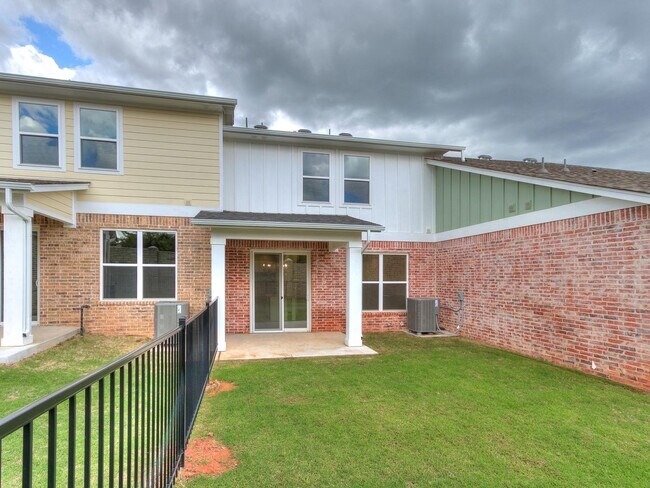 Building Photo - Luxury, Zero Maintenance Living Edmond Townhome