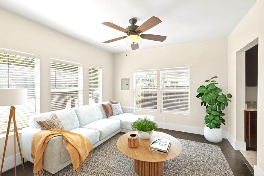 Building Photo - Charming Beacon Hill home with large private backyard