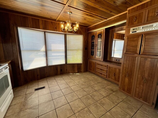 Building Photo - 2 Bedroom 1 Bath