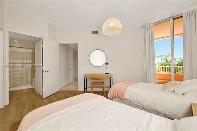 Building Photo - 733 Crandon Blvd