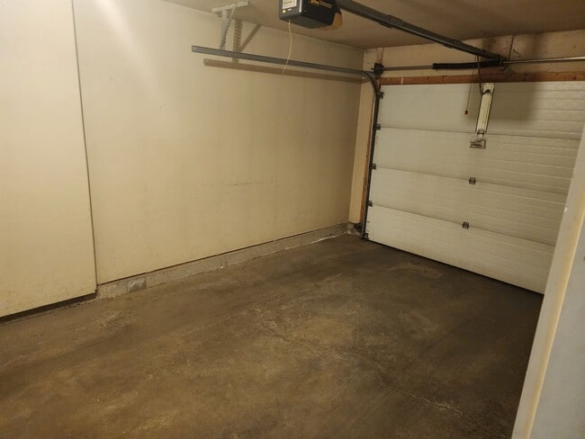 Building Photo - Three bedroom two bathroom Town home