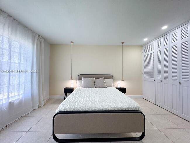 Building Photo - 1631 NE 114th St