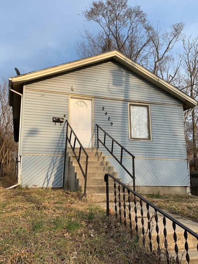 Building Photo - Updated and Spacious 2 Bedroom Home!