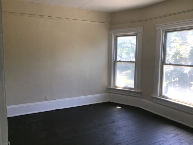 Building Photo - 4 bedroom 2 bathroom single family home