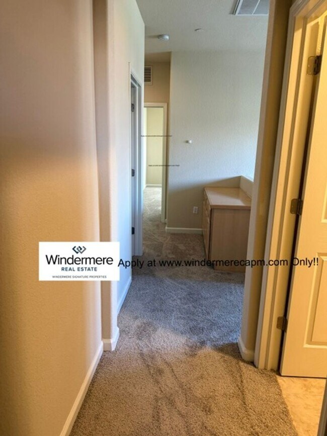 Building Photo - Gorgeous Turn Key Corner Condo In The Heart Of Natomas!