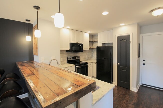 Building Photo - 1340 Hunters Rd