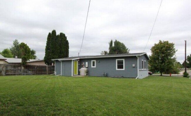 Building Photo - Updated 3 Bed Home with Vaulted Ceilings, Solar Panels & Large Corner Lot!