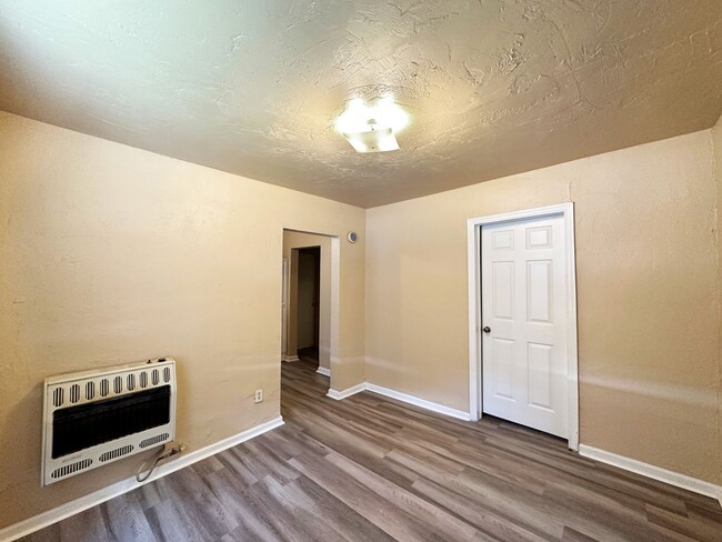 Building Photo - Beautiful 2 Bedroom, 1 Bathroom House in Fifth Avenue Available Now