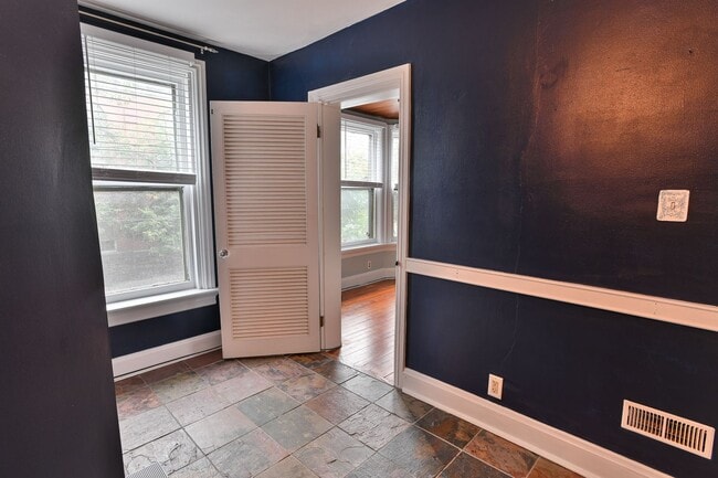 Building Photo - Charming 3 Bedroom on Verbeke St